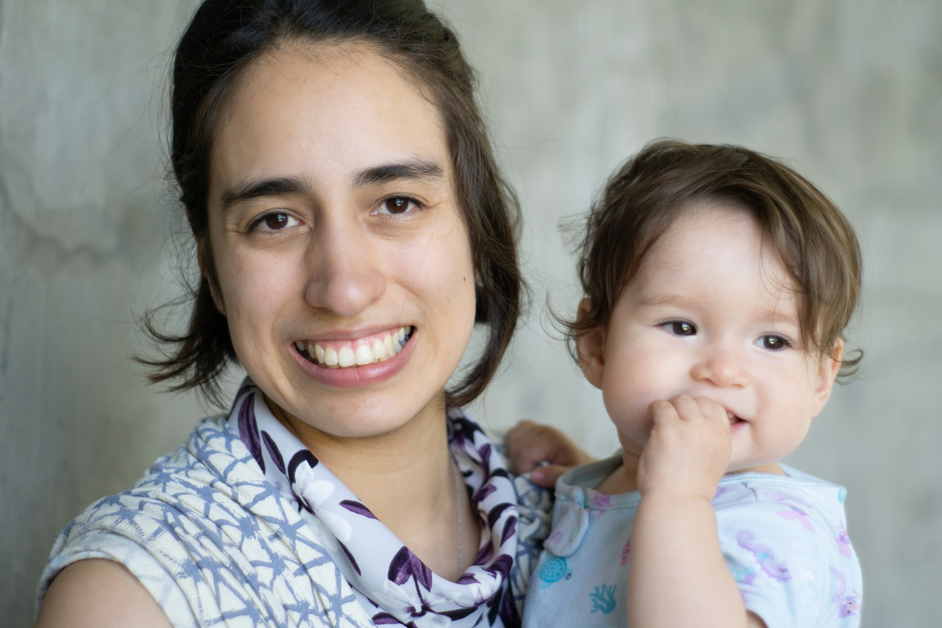 Enfermera sonriente junto a un bebé